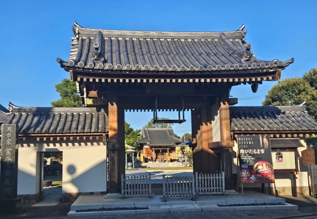 Entrance to nanzoin shrine in tokyo
